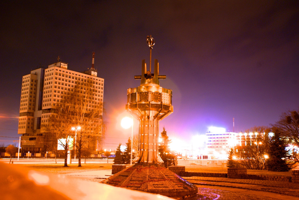 Памятники советской эпохи в Калининграде: недостроенный Дом Советов и обветшавшие мировые часы.