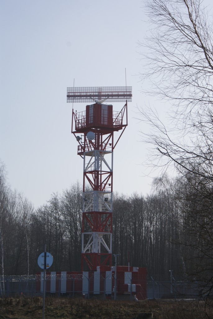 На башне расположен радар, с помощью которого диспетчеры видят на экранах самолеты, пролетающие в радиусе нескольких десятков километров от аэродрома. Как и положено, антенна наверху постоянно вращается.