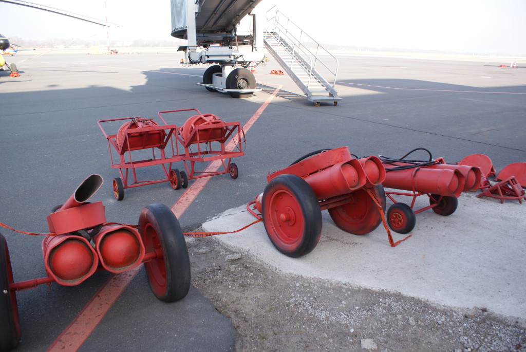 Пожарное хозяйство присутствует и возле стоянок самолетов: огнетушители всегда наготове. 