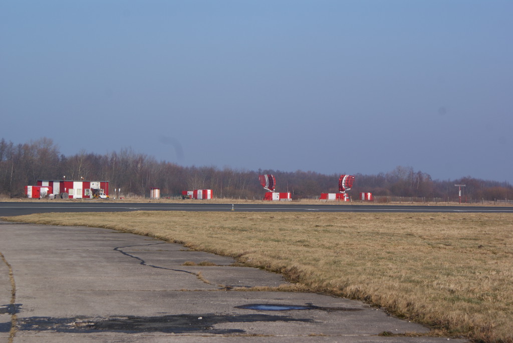 Радары поменьше находятся возле взлетно-посадочной полосы. Они отслеживают самолеты при заходе на посадку.