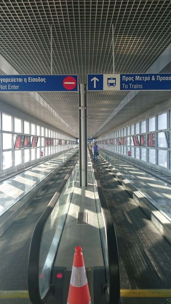 Проход к метро в аэропорту Афин