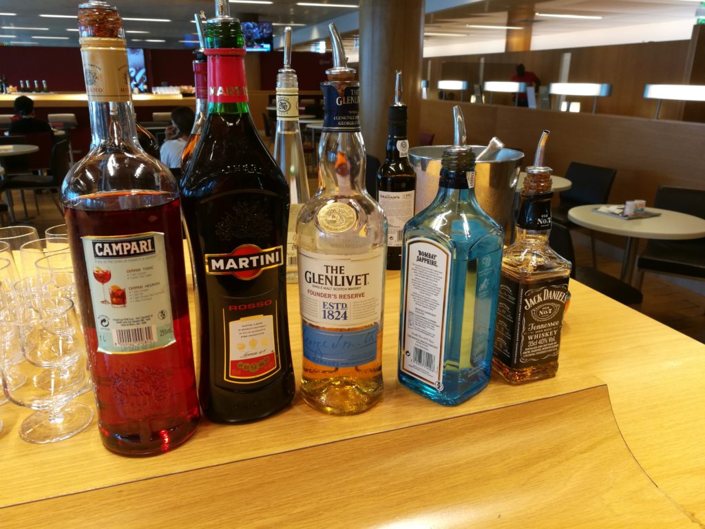 Ассортимент выпивки в бизнес-зале Air France