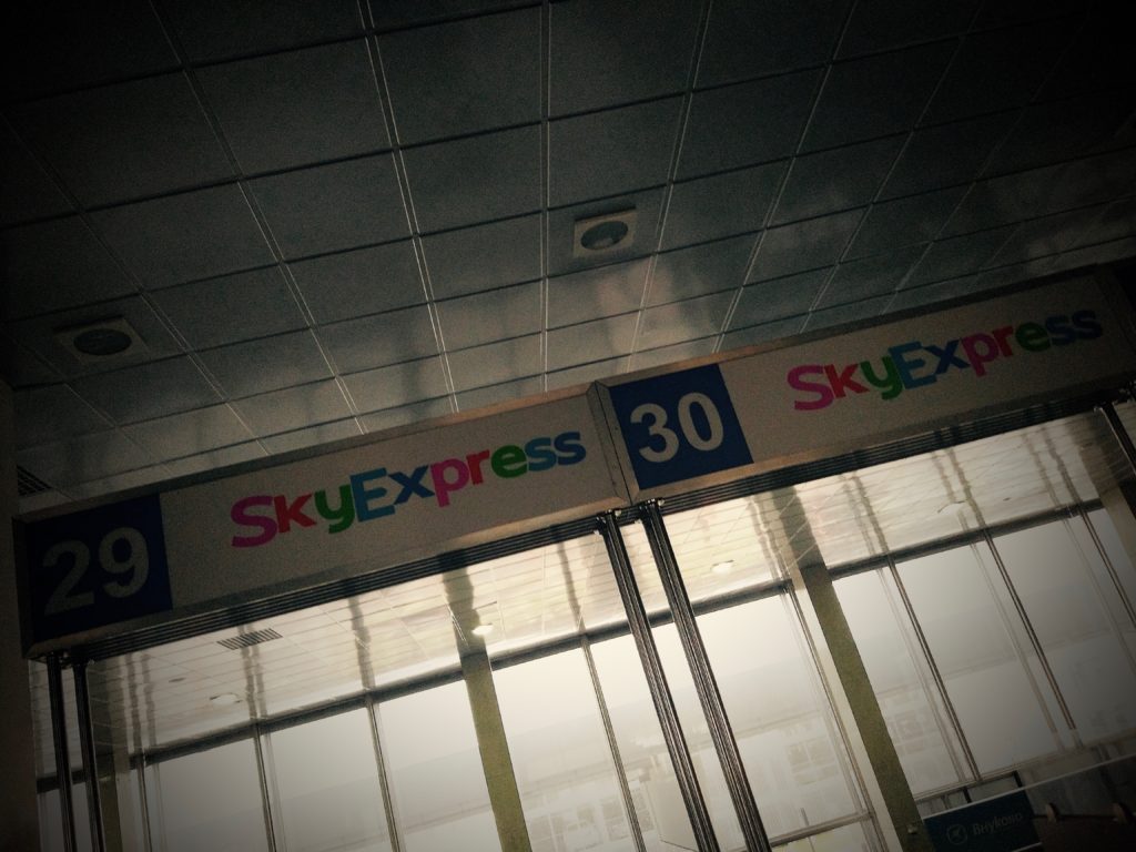 Жив еще Скай Экспресс, где Летчик Леха рассказывает пассажирам разные истории...