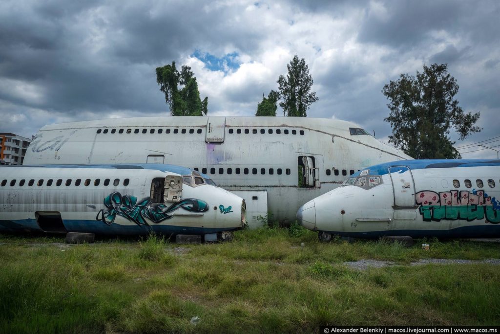 С помощью интернета я узнал, что все самолёты принадлежали авиакомпании Orient Thai. Два стареньких MD-82 и громила “Джамбо джет”, на фотографии видна часть старой ливреи перевозчика.