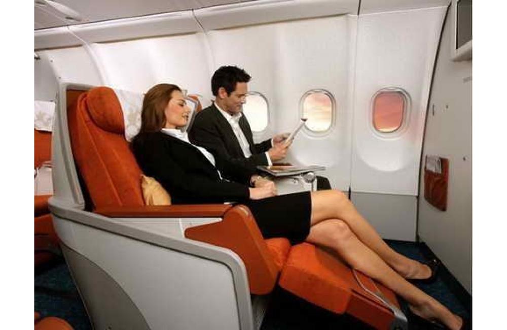Улетает в командировку. Женщина в самолете. Путешествие бизнес классом. Бизнес класс в самолете. Кресло бизнес класса в самолете.