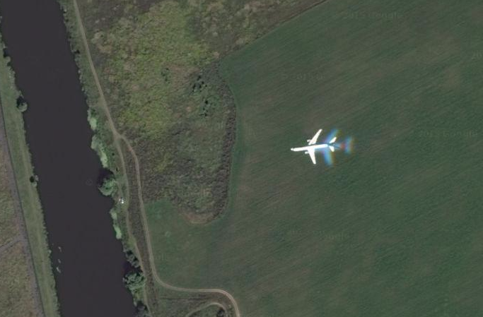 Летящий самолет на спутниковых снимках Google