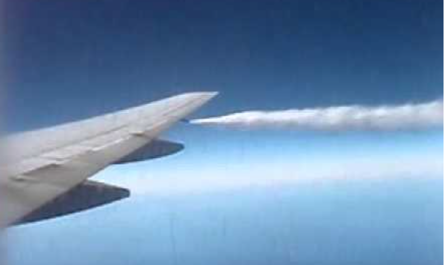 Слив топлива из баков в крыле на Boeing-777