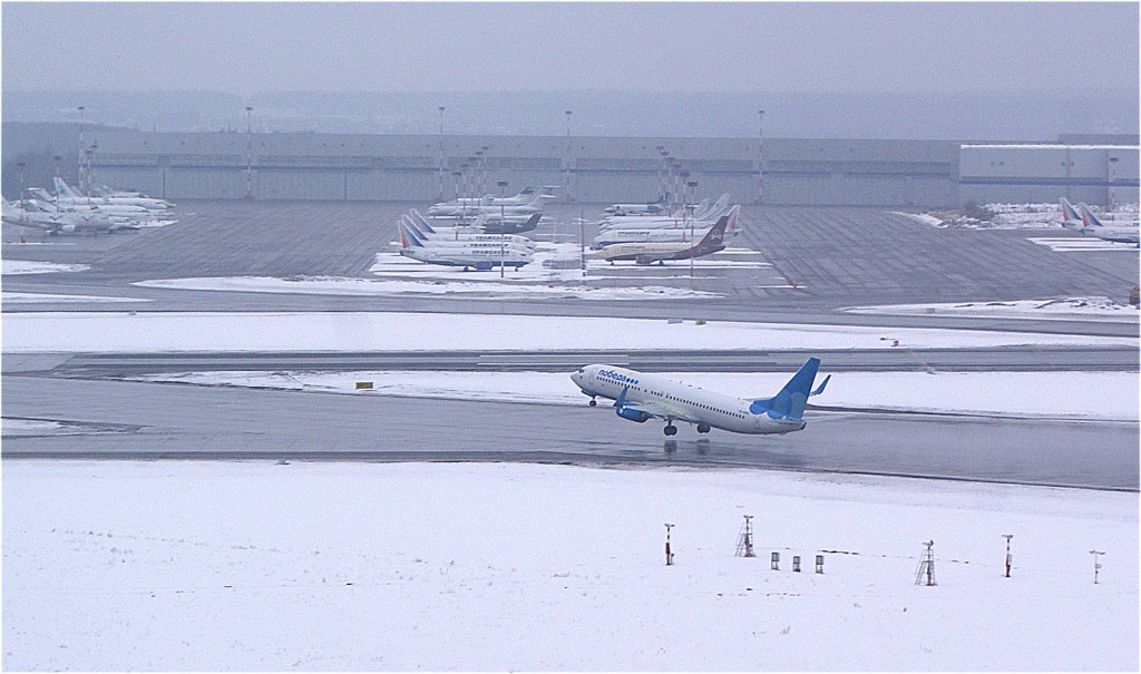 Взлет Boeing-737-800 авиакомпании "Победа". Вид с вышки (КДП) аэропорта "Внуково". На заднем плане - перрон с Боингами "Трансаэро".