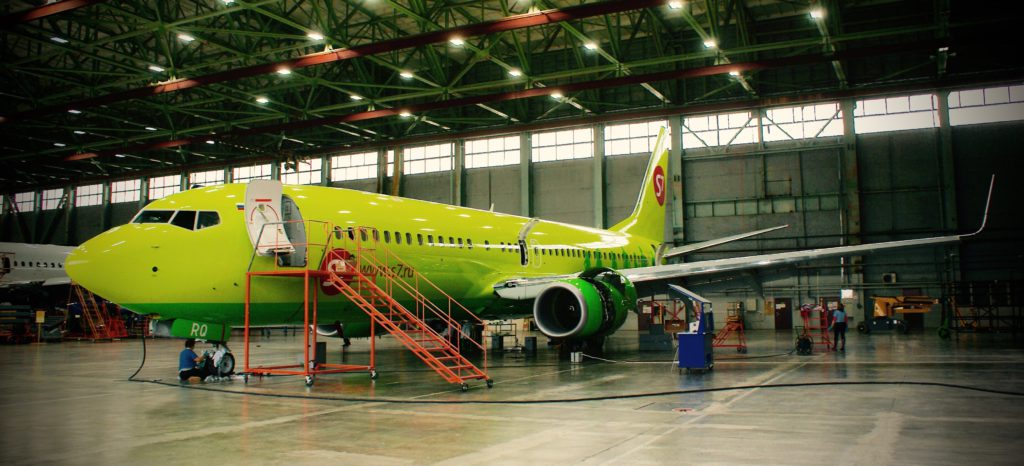 Свежепокрашенный "Боинг-737-800" S7 Airlines отправляется в соседний ангар для выполнения остальных работ.