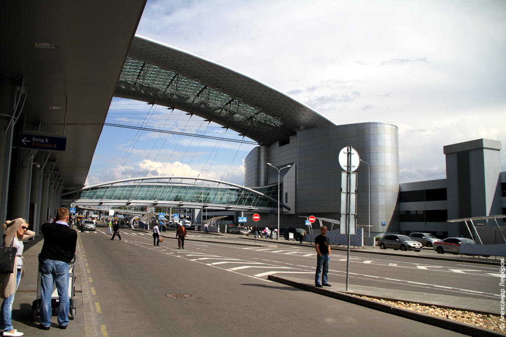 D terminal. Каршеринг Шереметьево. Аэропорт Шереметьево стеклянное здание. Многоуровневый паркинг терминала b. Арка в Шереметьево.