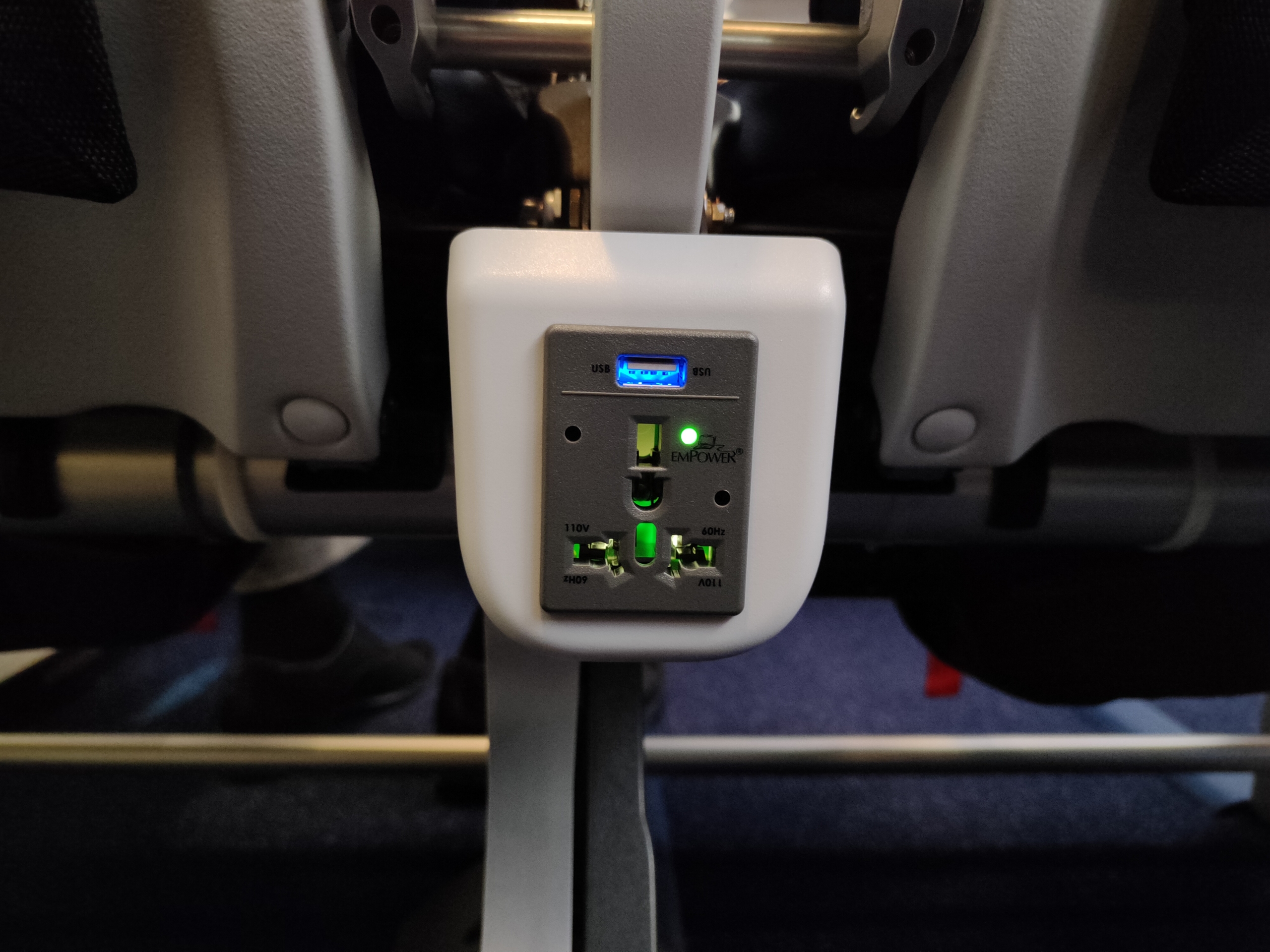 В самолетах можно зарядить телефон. Airbus a320neo розетки. Аэробус а320 Нео USB. Розетки в Airbus a320. S7 Airbus a320 розетка.