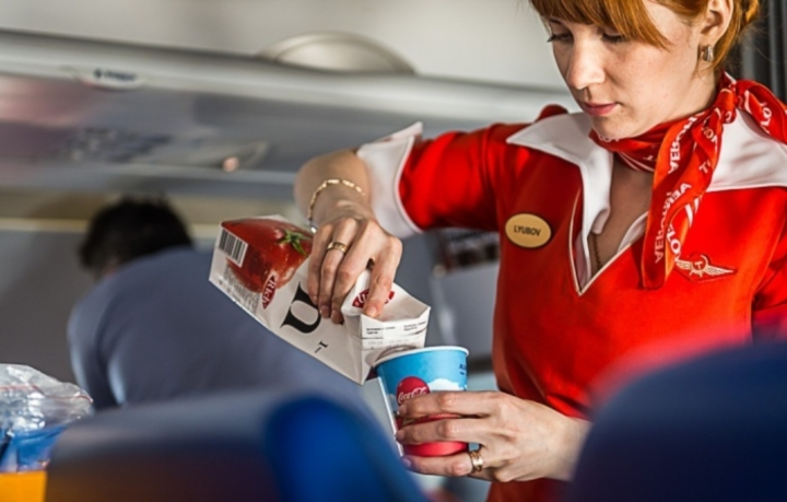 Томатный сок - один из самых популярных напитков на борту самолета.